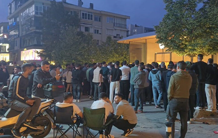 120 bin liralık iPhone almak için geceden kuyruğa girdiler