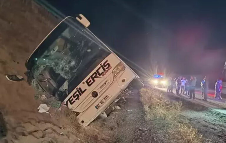 Sivas’ta yolcu otobüsü devrildi: 24 yaralı