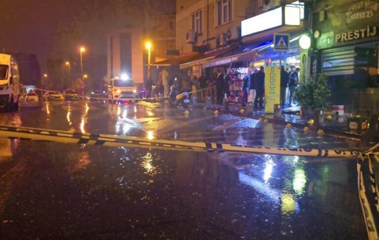 İstanbul’da 26 suç kaydı bulunan kişi, polisin tabancasını elinden alıp polisle çatıştı: 1 ölü, 2 yaralı