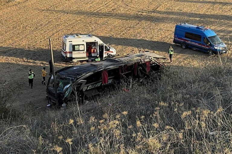 Afyonkarahisar’da yolcu otobüsü şarampole uçtu: 21 yaralı