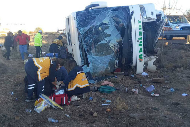 Aksaray’da yolcu otobüsü devrildi: 6 ölü, 20 yaralı