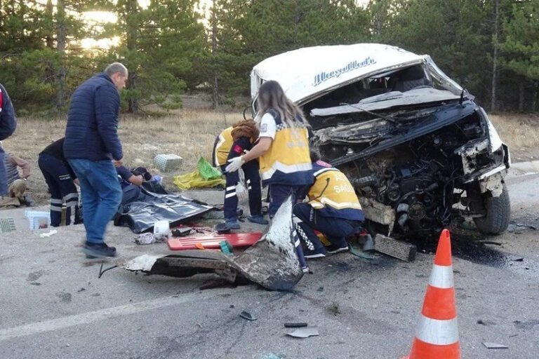 Tarım işçilerini taşıyan minibüs şarampole yuvarlandı: 2 ölü