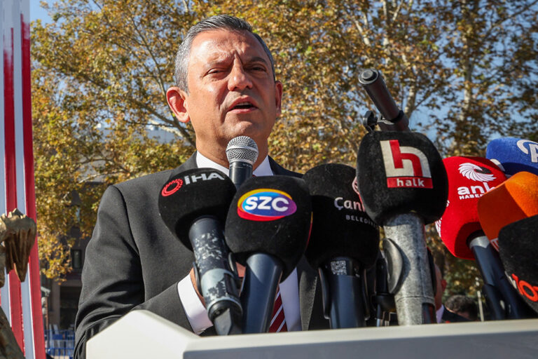 Özgür Özel, ‘ayağa kalkma’ eleştirilerine böyle cevap verdi: “Kaybediyorsam ben kaybediyorum!”