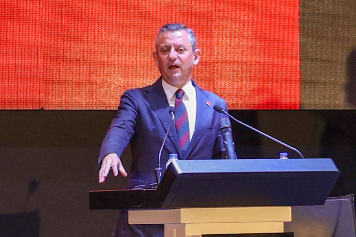 Özgür Özel: “Gelecek yıl kasımda erken seçim yapılmayacaksa, Erdoğan aday olamaz”