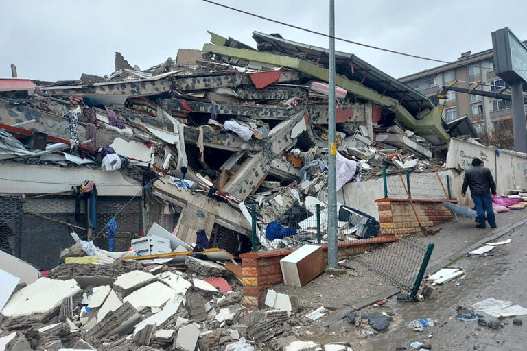 Depremde 45 kişiye mezar olan Saitbey Sitesi davasında, kamu personeli için ‘soruşturma’ izni