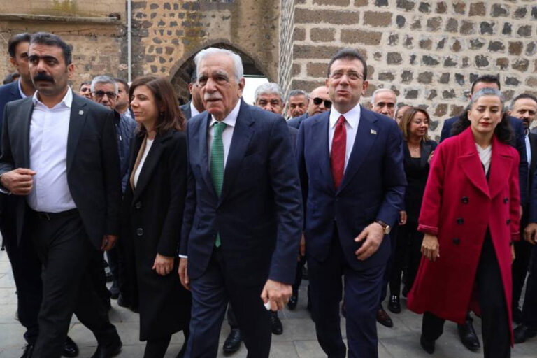 İmamoğlu’ndan yerine kayyım atanan Ahmet Türk’e destek ziyareti