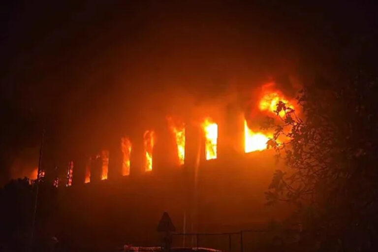 Beylikdüzü’nde plastik fabrikasında korkutan yangın: Peşpeşe patlama yaşandı