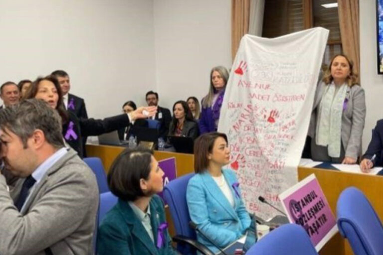 CHP’li vekillerden Aile Bakanı’na kefenli protesto