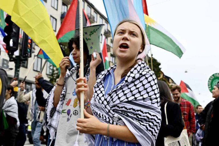 Greta Thunberg’den Türk Büyükelçilikleri önünde protesto çağrısı: “Gazze katliamındaki suç ortaklığına son verin!”