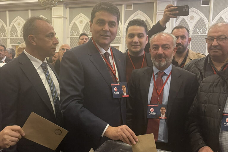 Tartışmalı kongre; Demokrat Parti’de Gültekin Uysal yeniden genel başkan seçildi
