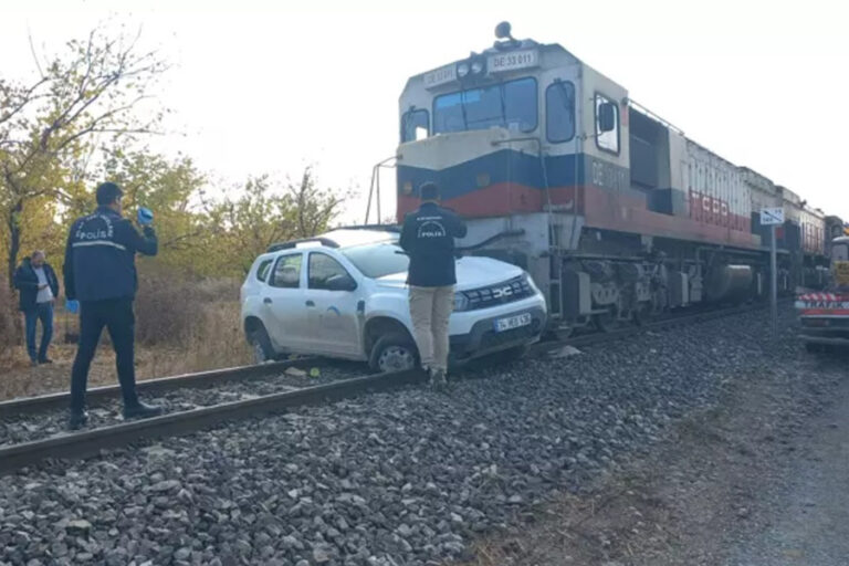 Malatya’da yük treni ile otomobil çarpıştı: 2 yaralı