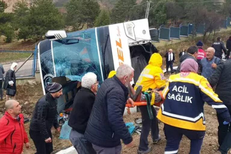 Isparta’da yolcu otobüsü devrildi: 1 ölü, 24 yaralı
