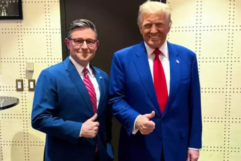 Trump, yeniden Meclis Başkanı seçilen Mike Johnson’ı kutladı
