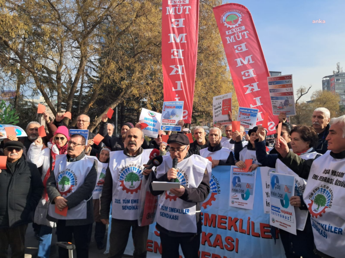 emekli-kırmızı-kart-protesto