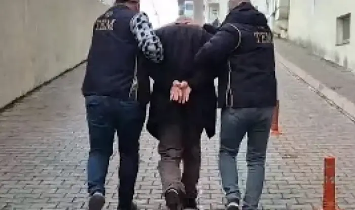 Ters kelepçe ile gözaltına alınan hakimler tutuklandı