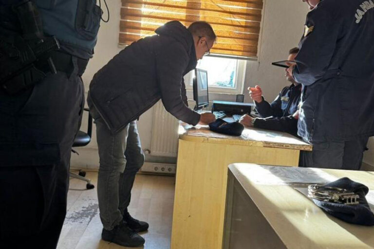 Yönetmen Kazım Öz serbest bırakıldı: “Kelepçelenmesi gereken kişi, ben değil otel katliamının sorumluları”