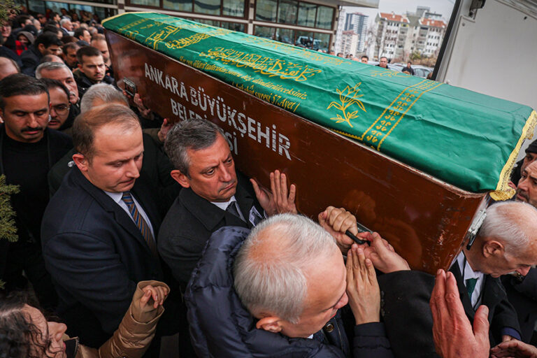 Özgür Özel, Kartalkaya yangı faciasıyla ilgili sosyal medyadan 5 soru sordu