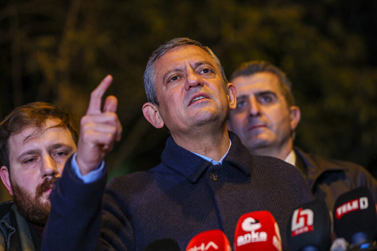 Özgür Özel, Akpolat’ı ziyareti sonrası iktidara seslendi: “Hak ettiğiniz gibi muamele göreceksiniz”