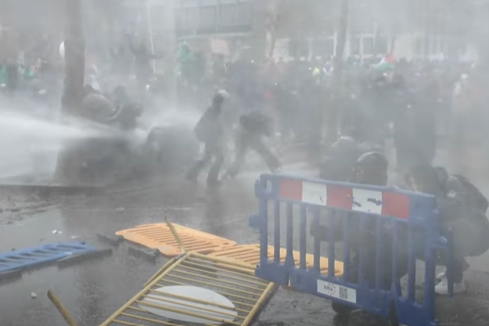 Brüksel’de yüz bine yakın insan yeni hükümetin planlarını protesto etmek için sokağa çıktı