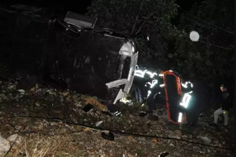 Antalya’da yolcu otobüsü uçurumdan yuvarlandı: 10’u ağır, 28 yaralı