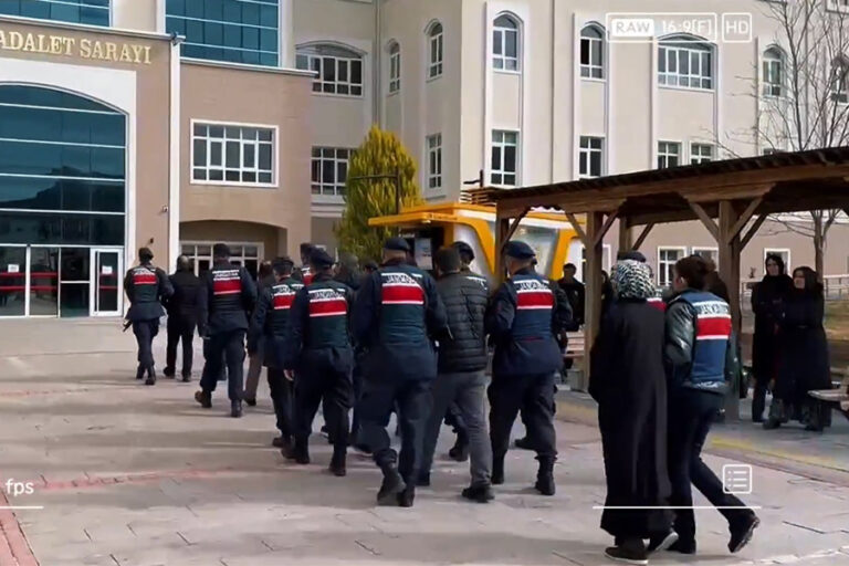Yerlikaya’dan hukuksuz ev baskınlarına övgü: ”Kıskaç 38 operasyonunda 45 kişi gözaltına alındı, 24’ü tutuklandı”