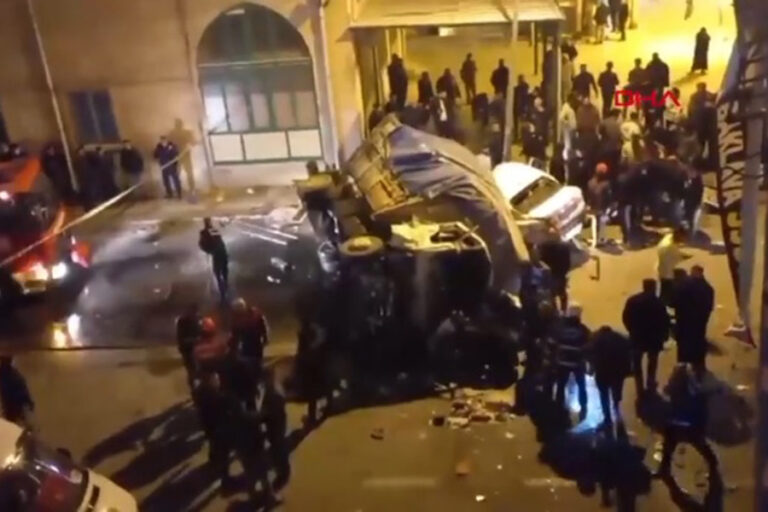 Şanlıurfa’da freni patlayan kamyon sürüklediği araçla köprüden uçtu: 3 ölü, 12 yaralı