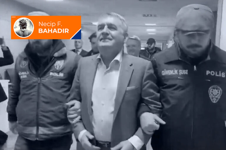 TÜSİAD’ın iki yanında iki polis!