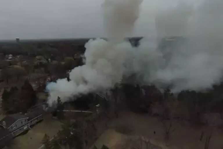 ABD’de özel uçak yerleşim alanına düştü