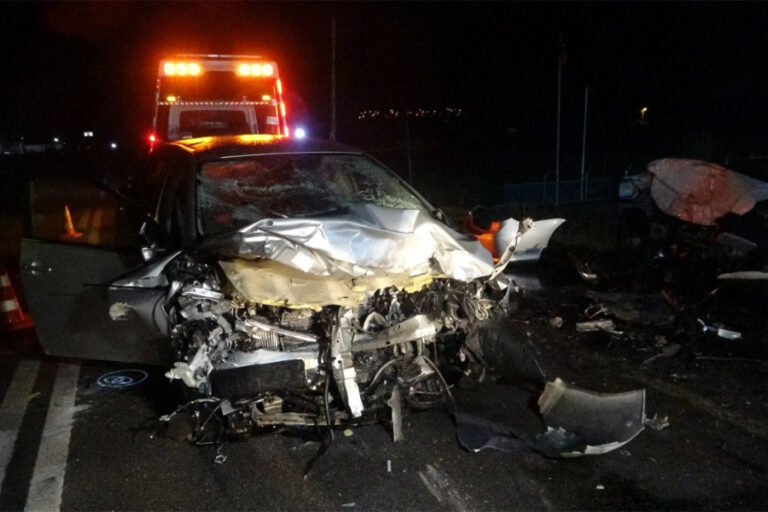 Çanakkale’de iki otomobil kafa kafaya çarpıştı: 3 ölü, 1 yaralı