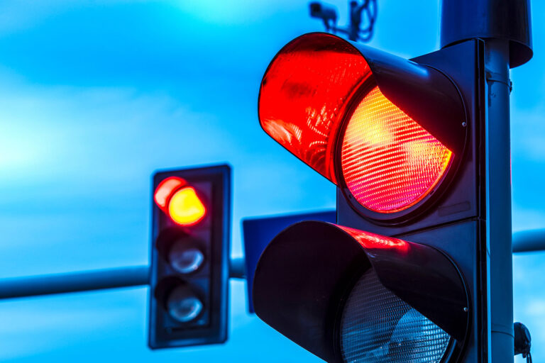 Yaptırımlar ağırlaşıyor; kırmızı ışıkta geçenlerin ehliyeti iptal edilecek