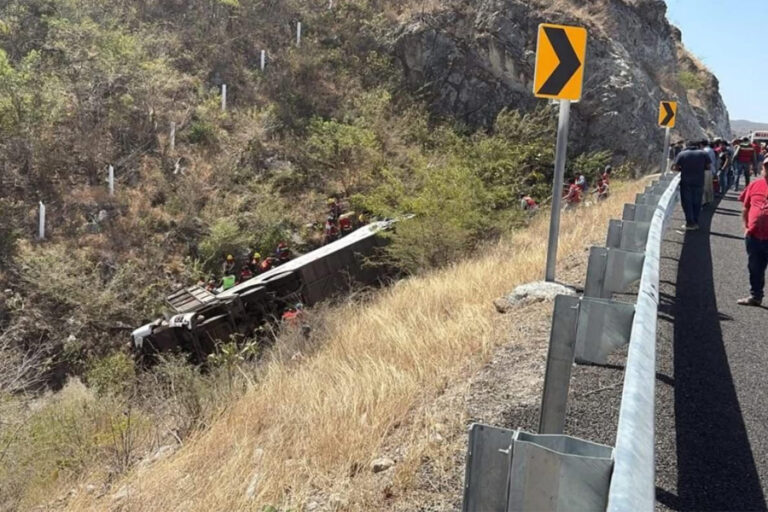 Meksika’da yolcu otobüsü devrildi: 18 ölü, 29 yaralı