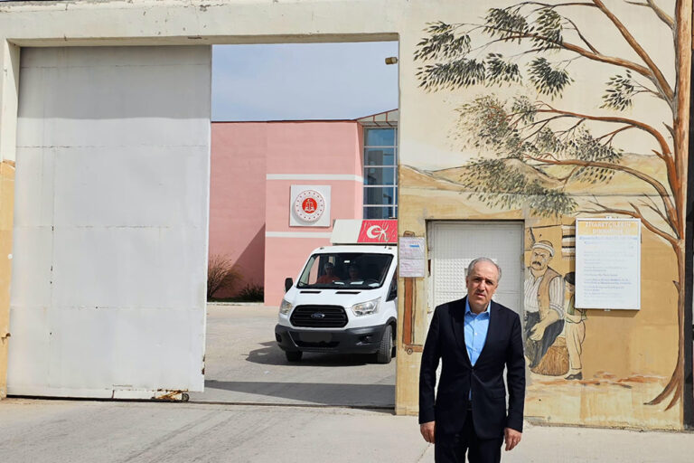 Mustafa Yeneroğlu, Tekin İpek ve Memduh Boydak’ı cezaevinde ziyaret etti: “9 yıldır yatıyorlar!”