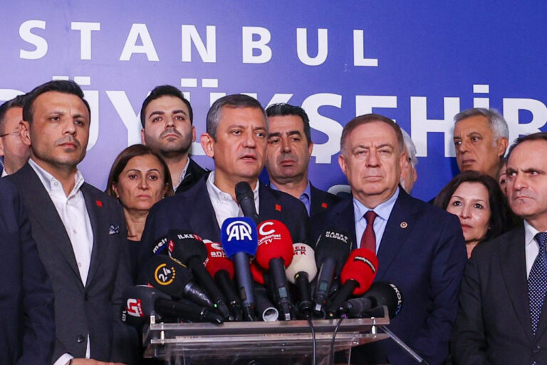 Özgür Özel: “Orada yazım hatası var, suç örgütü lideri Recep Tayyip Erdoğan’dır”