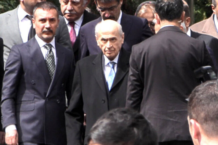 İki ay sonra ilk görüntü; Devlet Bahçeli, Türkeş’in mezarını ziyaret etti