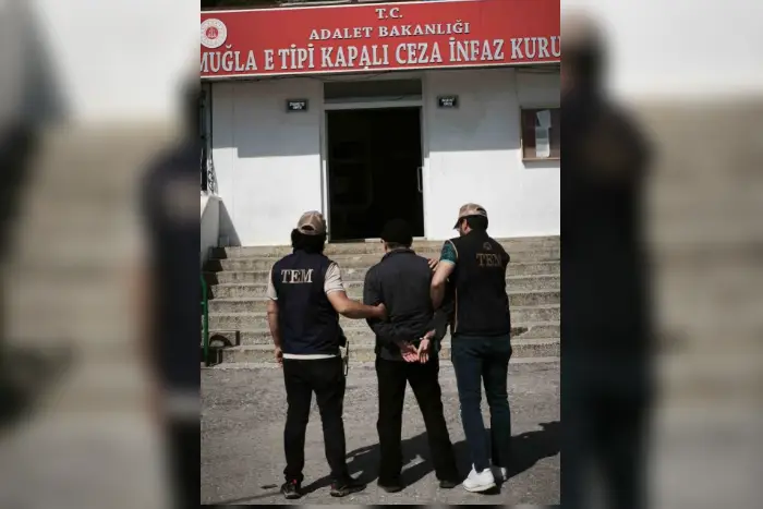 Kızının bürosunda gözaltına alındı: İhraç Yargıtay hakimi ters kelepçe yapılarak tutuklandı