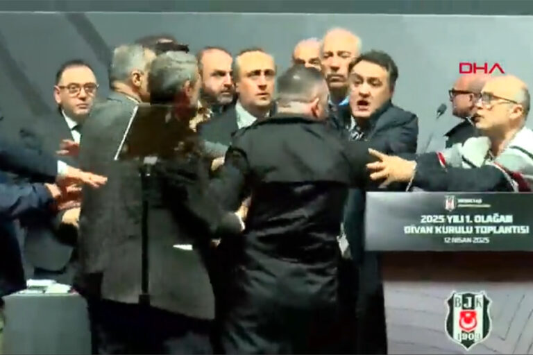 Beşiktaş’ın divan kurulu toplantısında kavga çıktı: Hasan Arat’a kürsüde yumruklu saldırı