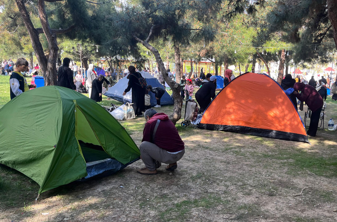 İSTANBUL SALLANIYOR | Vatandaşlar parklara çadır kurmaya başladı; eğitime 2 gün ara verildi - Tr724