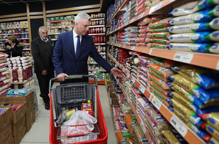 Ticaret Bakanı Ömer Bolat, boykotu delmek için alışveriş yaptı