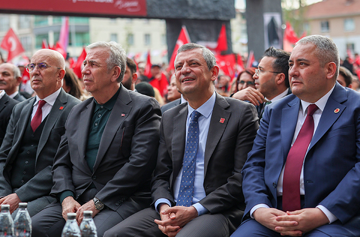 Özgür Özel’den Yusuf Tekin’e ‘meczup’ benzetmesi: “Başörtüsü ayıbı 100 yıl geride kaldı”