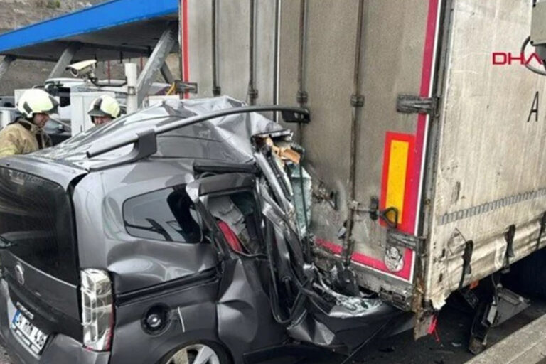 Aynı gişede yine kaza: Hafif ticari araç TIR’ın altına girdi; 1 ölü
