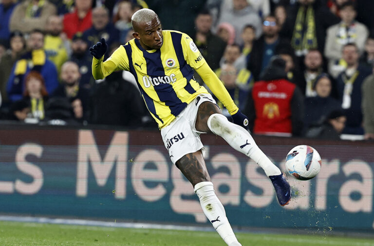 Fenerbahçe 4-1 kazandı, fark 3 puana indi!