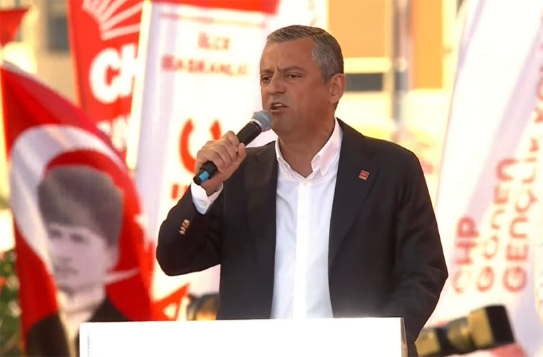 Özgür Özel, İzmir’den Erdoğan’a seslendi: “Sen küresel bir lider değil, yerel bir diktatörsün!”