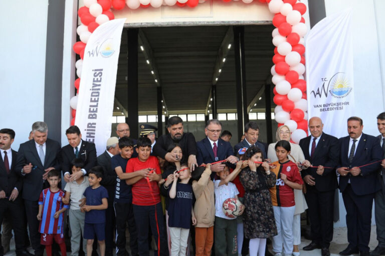 Van kayyımı, 6 aydır faaliyette olan pazarı törenle yeniden açtı