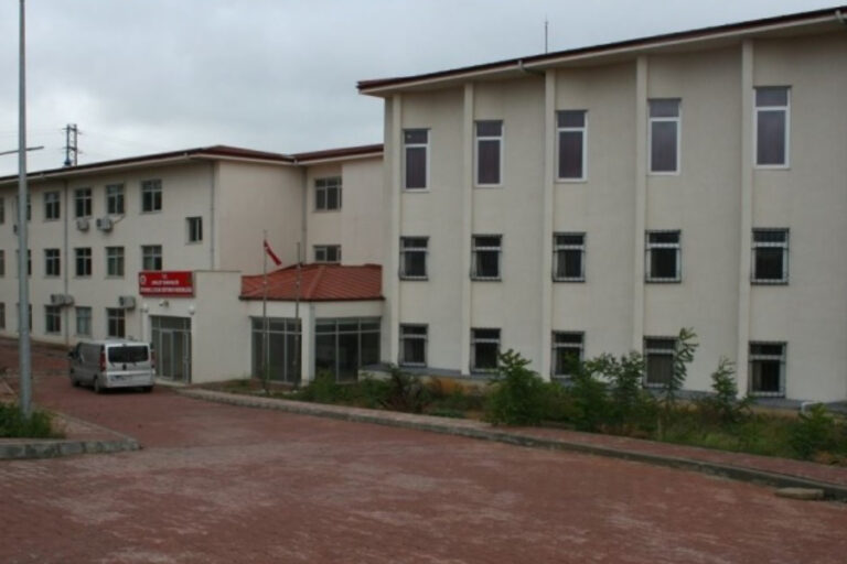 Koruma altındaki 5 kız çocuğu çamaşır suyu içerek intihara kalkıştı; Bakanlık nedenini sormadı