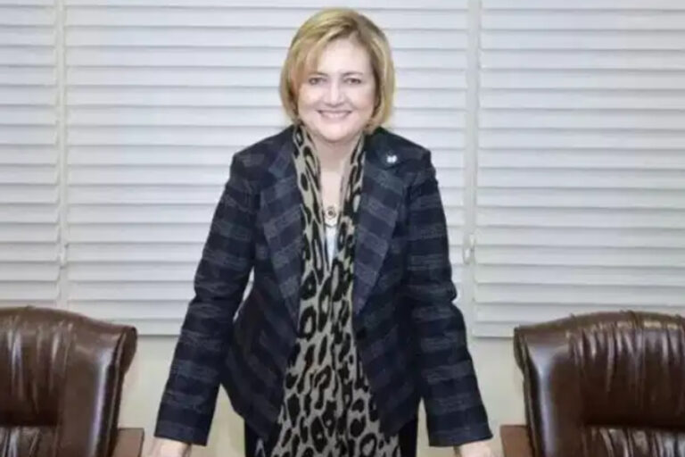İBB operasyonunda tutuklanan Elif Atayman’ın oğlu: ”Annem sürüldüğü Afyon Cezaevi’nde 5 gündür yerde yatıyor”