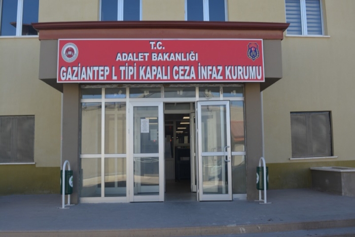 Gaziantep L Tipi Cezaevinde şok iddia: Koğuştaki tuvalet taştı, eşyalar pislik içinde kaldı