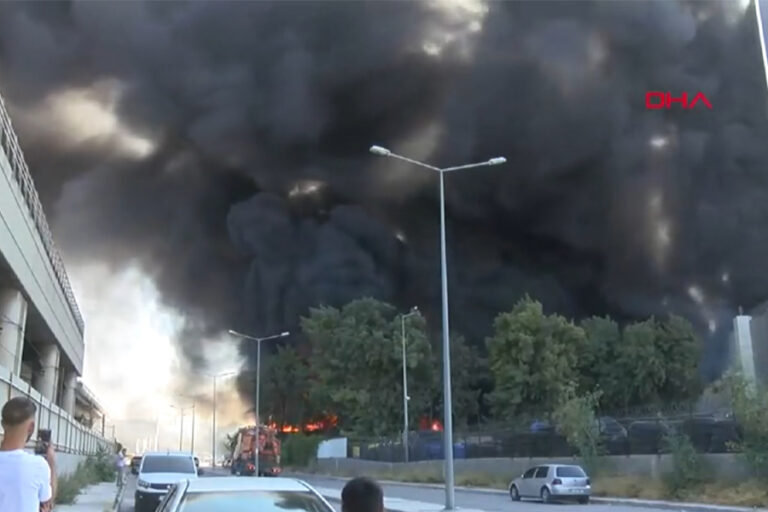 İzmir’de yangın paniği: Alevler hastaneye sıçradı; hastalar tahliye ediliyor