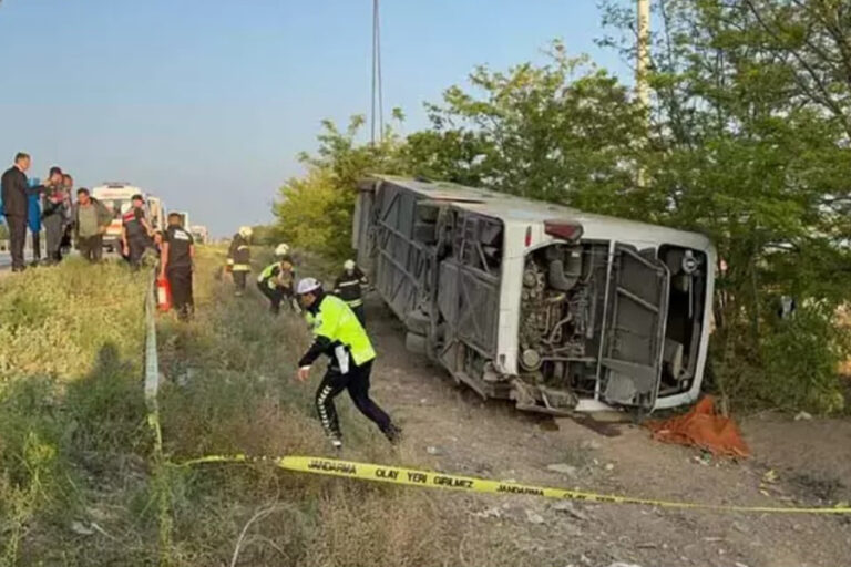 Konya’da yolcu otobüsü devrildi: 1 ölü, 10’u ağır 26 yaralı