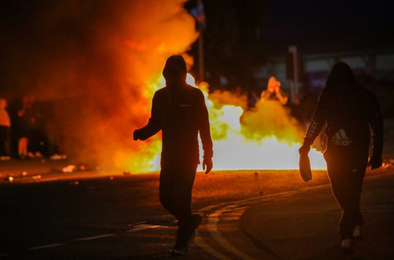 Kuzey İrlanda’da göçmen karşıtı şiddet üç gündür sürüyor