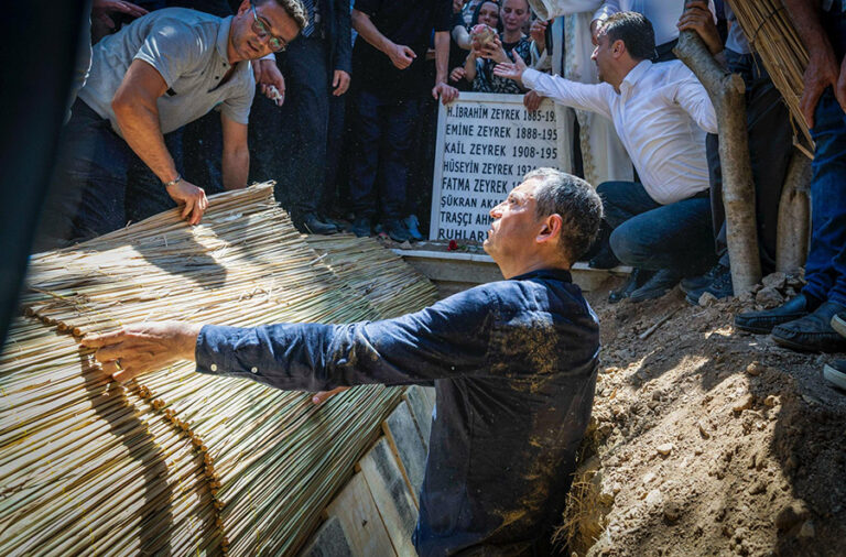 Özgür Özel, arkadaşı Ferdi Zeyrek’i uğurladı: “Nur içinde yat kardeşim”